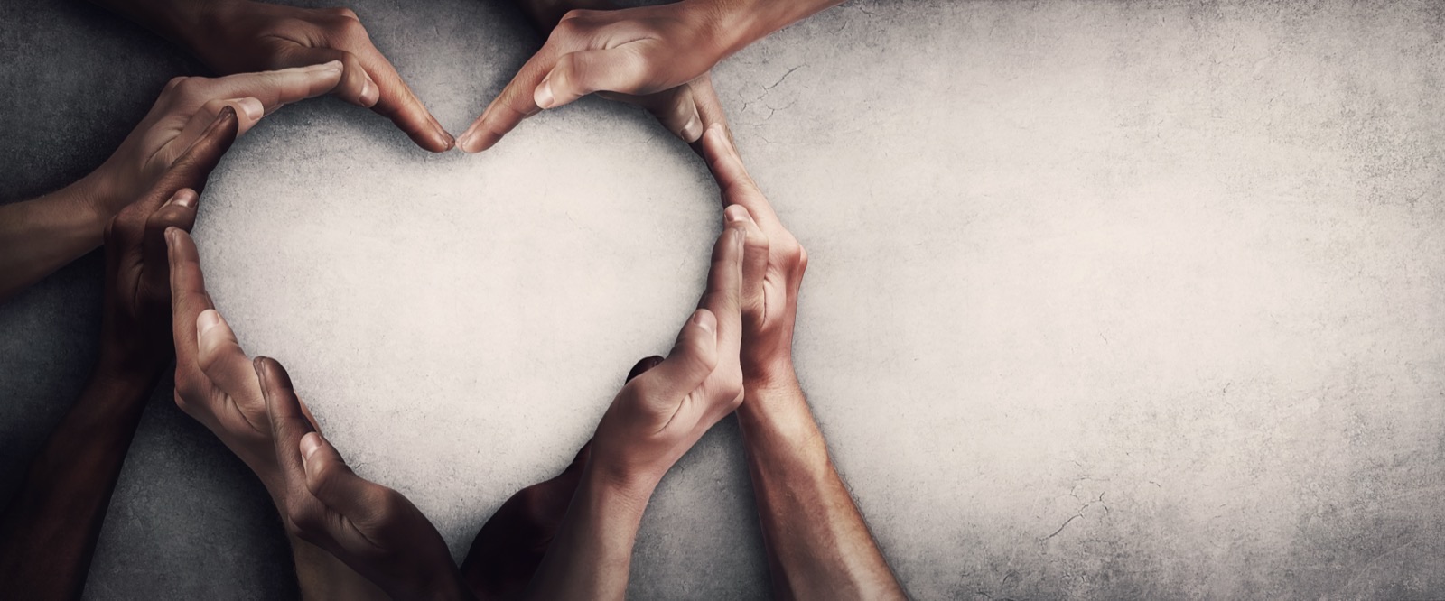 Hände formen ein Herz – Selbstliebe